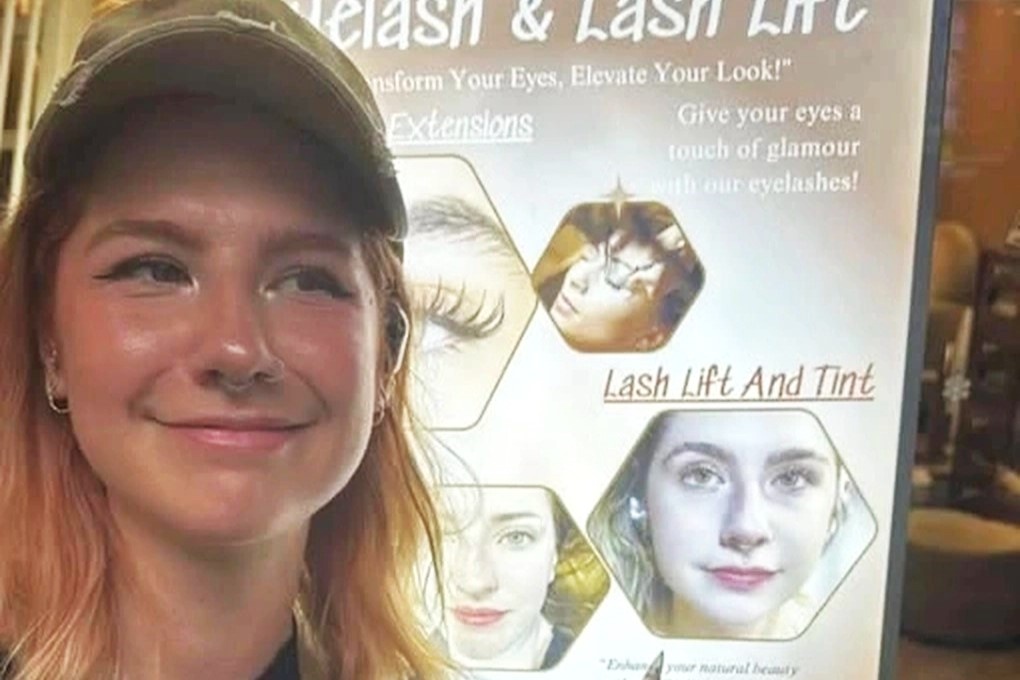 Khach Tay bat ngo thanh guong mat dai dien cho tiem noi mi o Ha Noi hinh anh