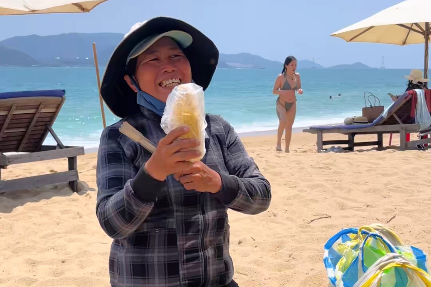 Video hat tieng Nga cua co ban ngo o Nha Trang 'viral' khap MXH hinh anh