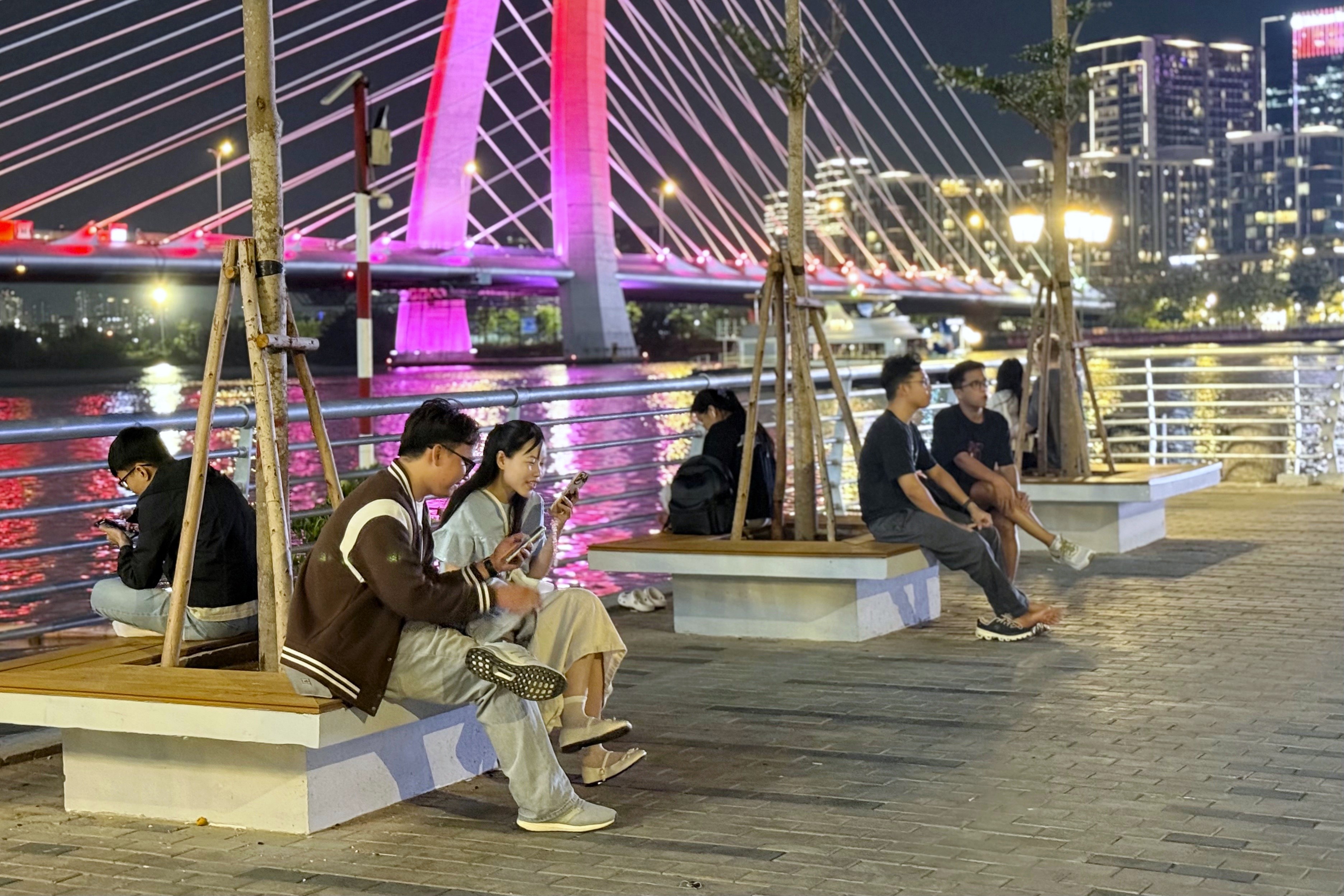 Dut canh hang rong bat nhao o cong vien Bach Dang moi hinh anh