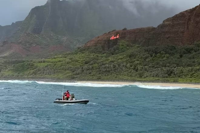 3 du khach thiet mang khi di truc thang tai Hawaii hinh anh