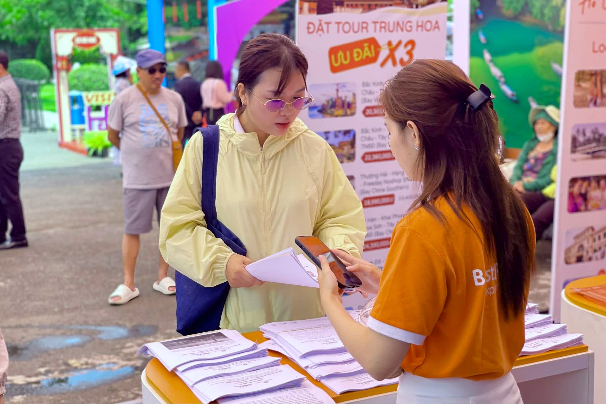 Nuom nuop khach di Trung Quoc dip le 30/4 hinh anh