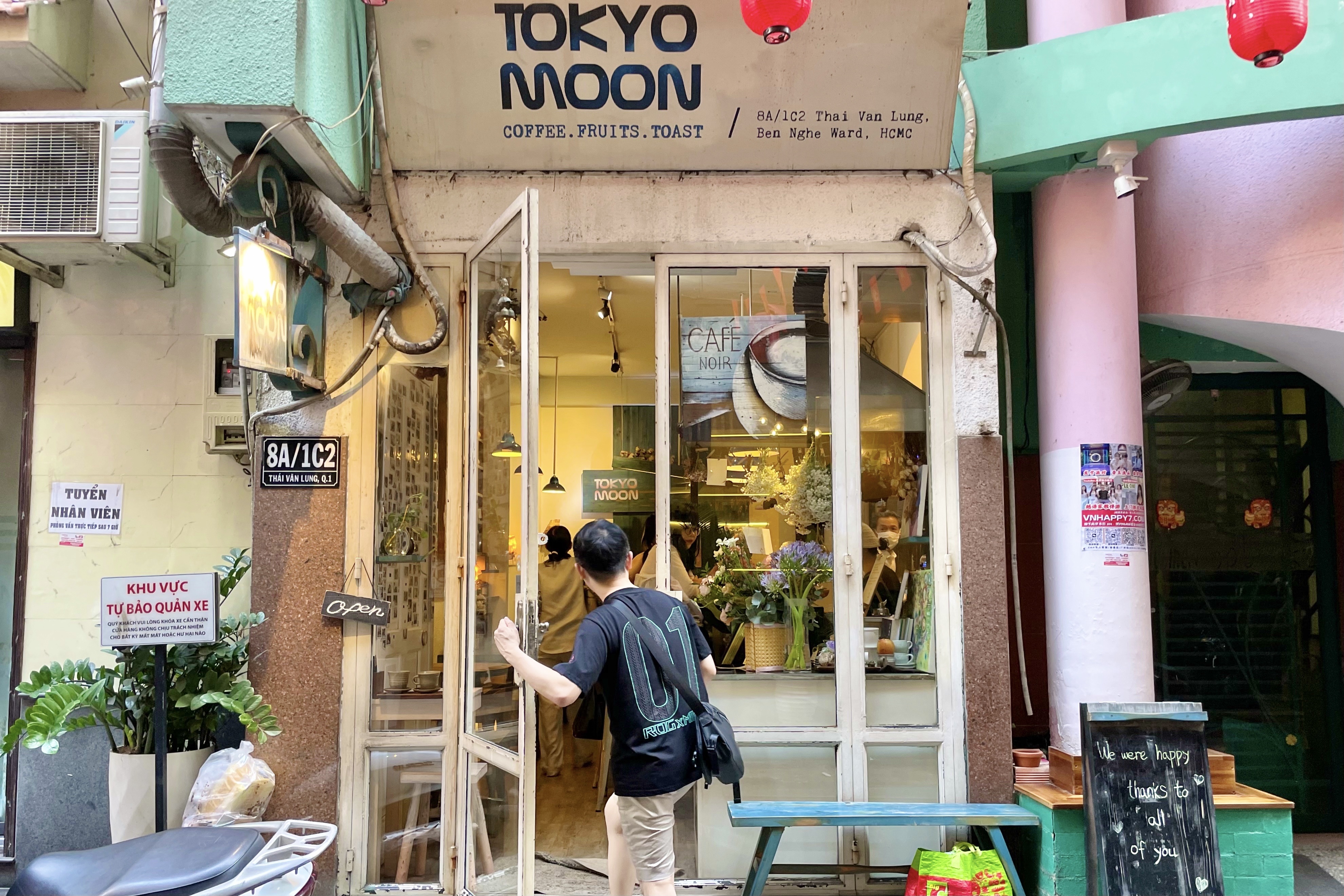 Quan ca phe o TP.HCM quy dinh 'chi ngoi mot tieng' truoc ngay dong cua hinh anh