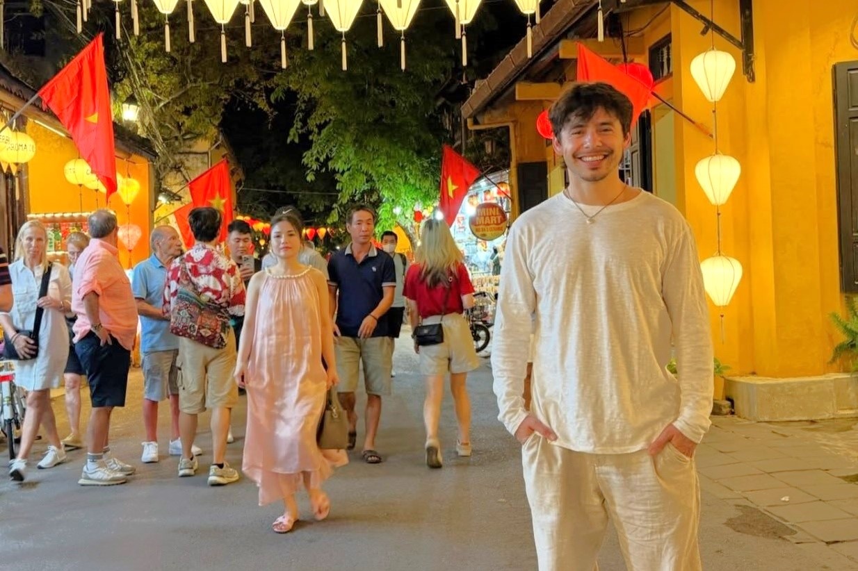 A quan 'American Idol' David Archuleta me banh mi, di bar o Viet Nam hinh anh