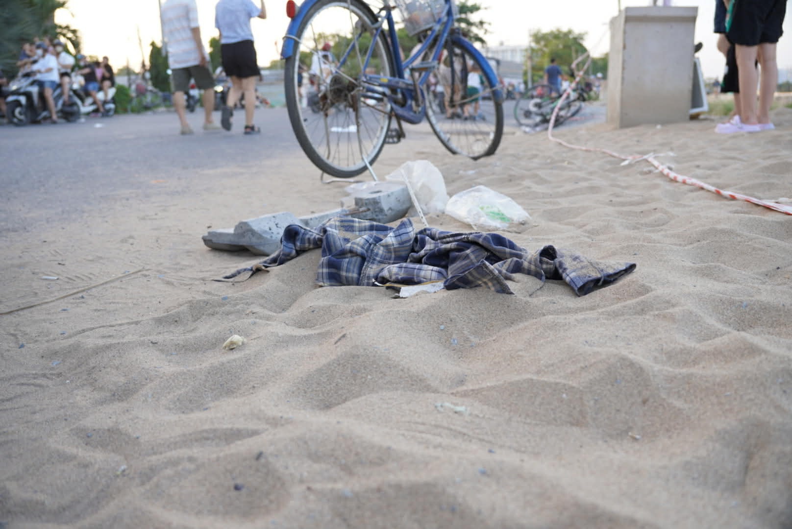 Rac thai ngon ngang khi nguoi dan 'vuot rao' vao bien Go Vap hinh anh