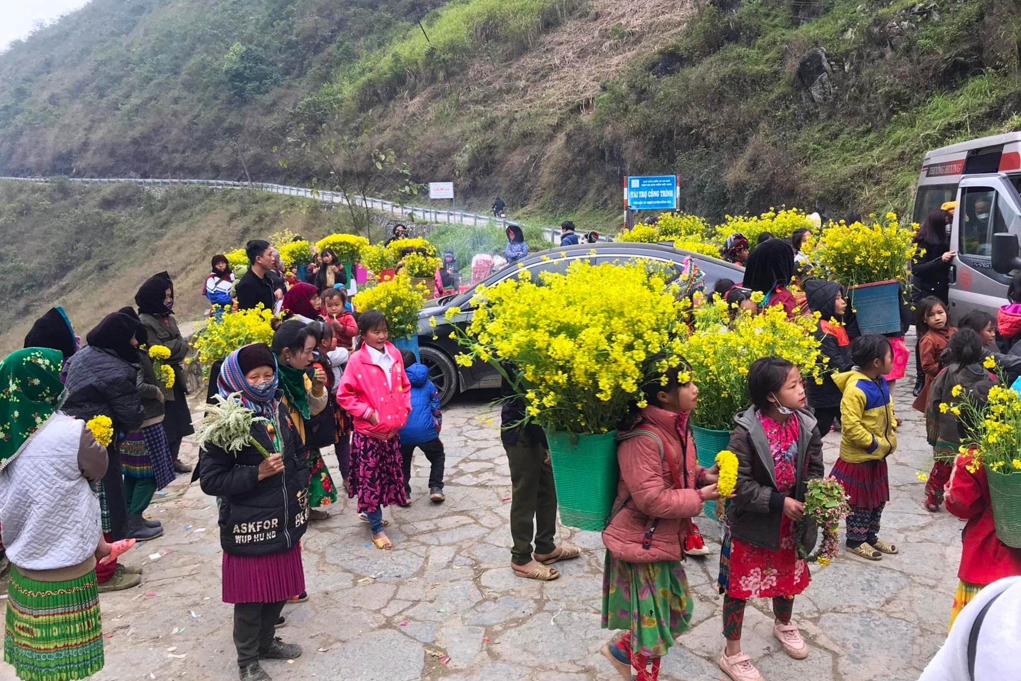 Cam tre em diu hoa, xin tien du khach tai con doc noi tieng Ha Giang hinh anh
