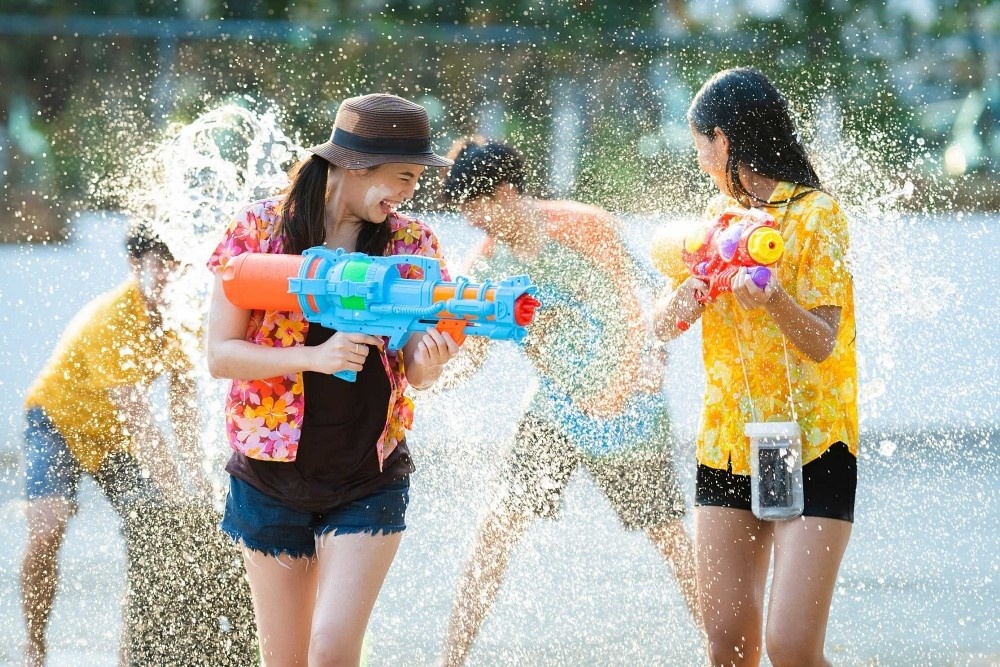 Le hoi te nuoc Phuket tro lai hinh anh