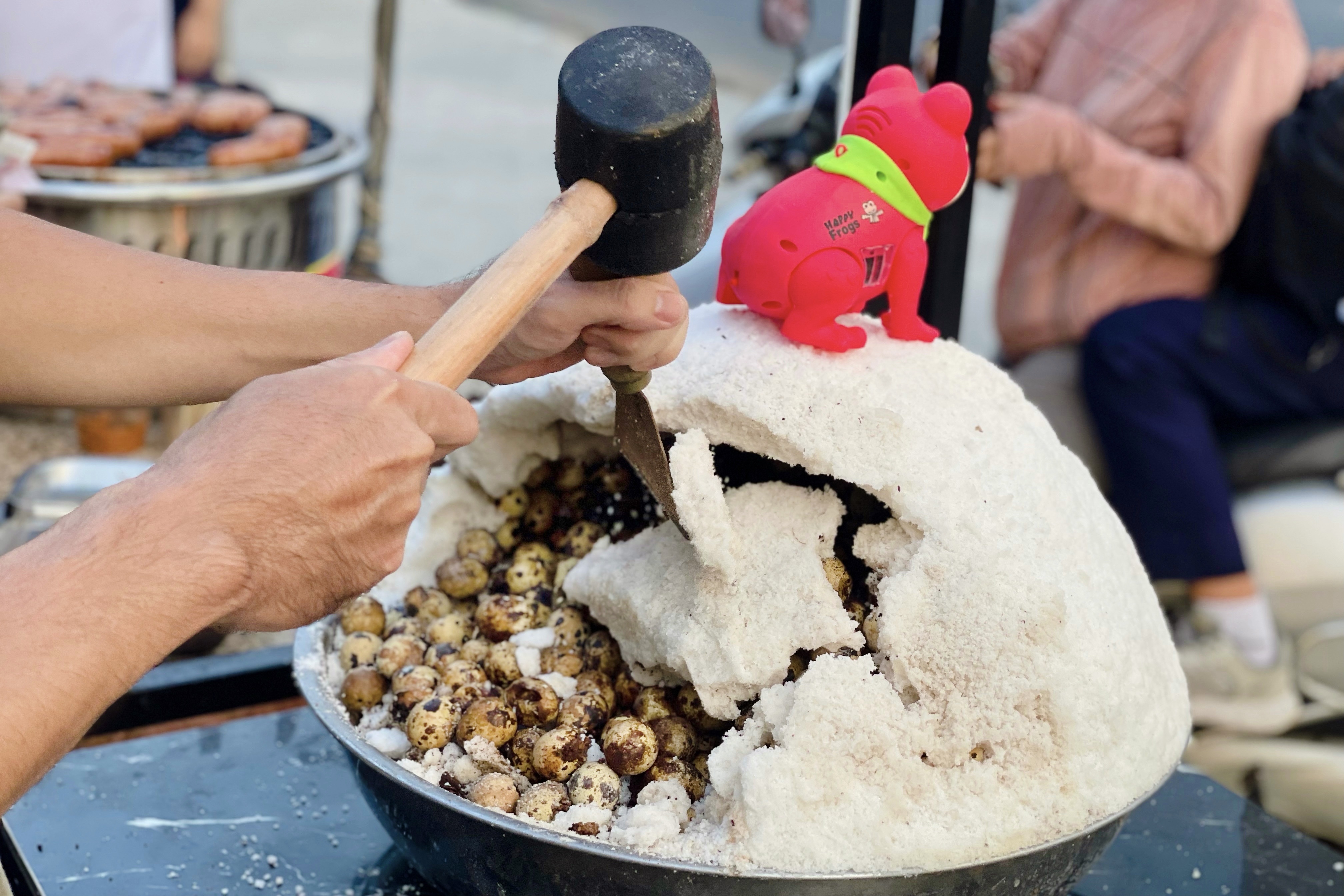 Trung cut u muoi thao moc het 'hot' sau 1 tuan o TP.HCM hinh anh