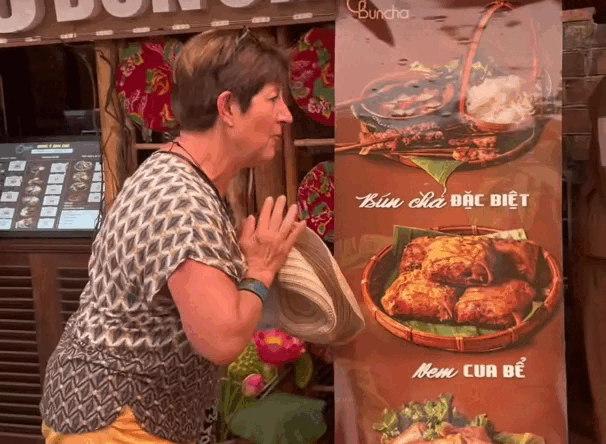 Du khach Phap 'lay' chu quan Ha Noi vi bun cha qua ngon hinh anh