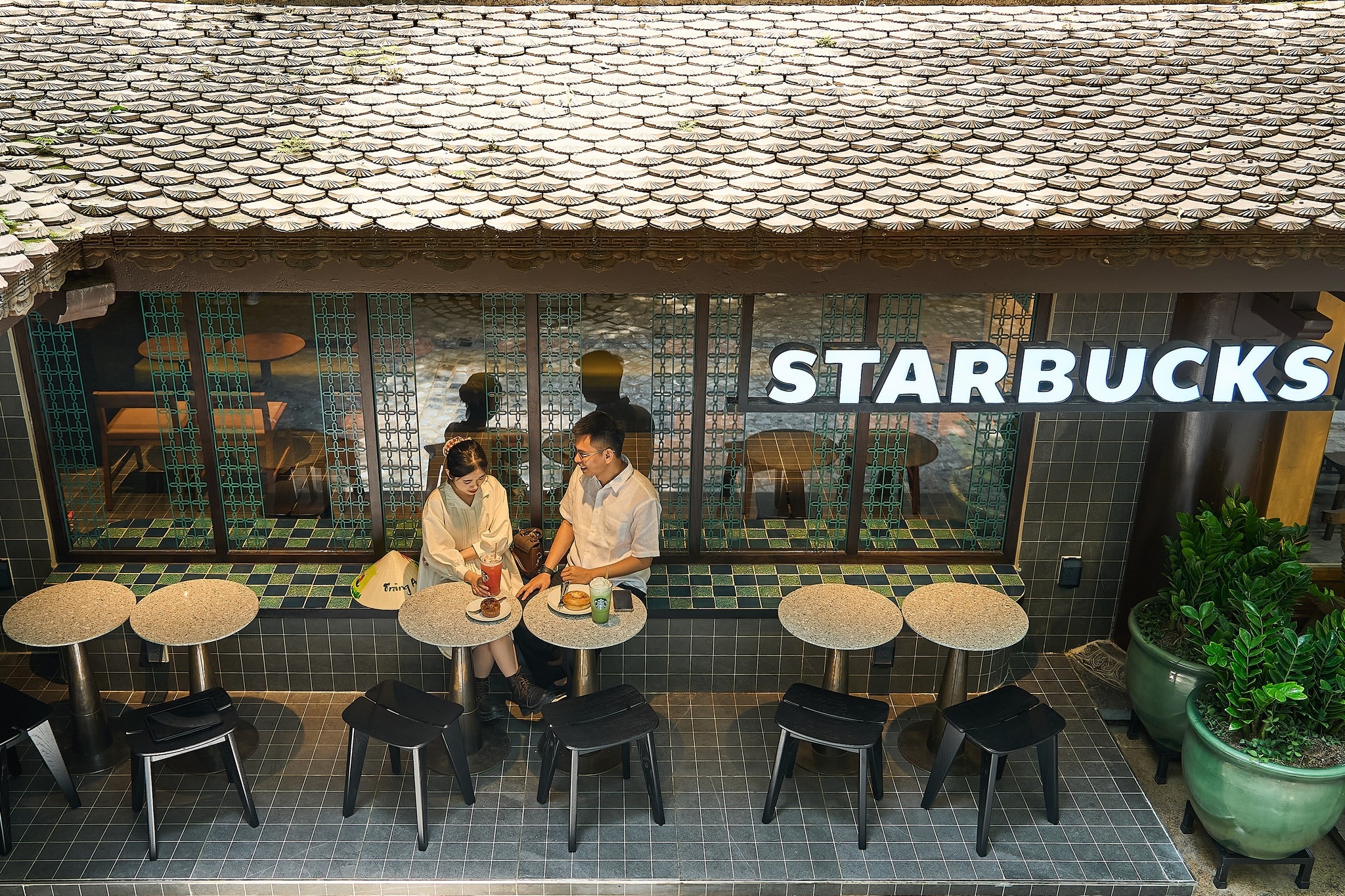 Starbucks mo cua hang thu 2 tai ben thuyen Trang An hinh anh