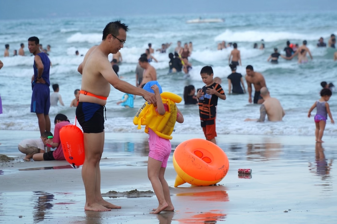Nan xa rac vo toi va tren bai bien Da Nang hinh anh