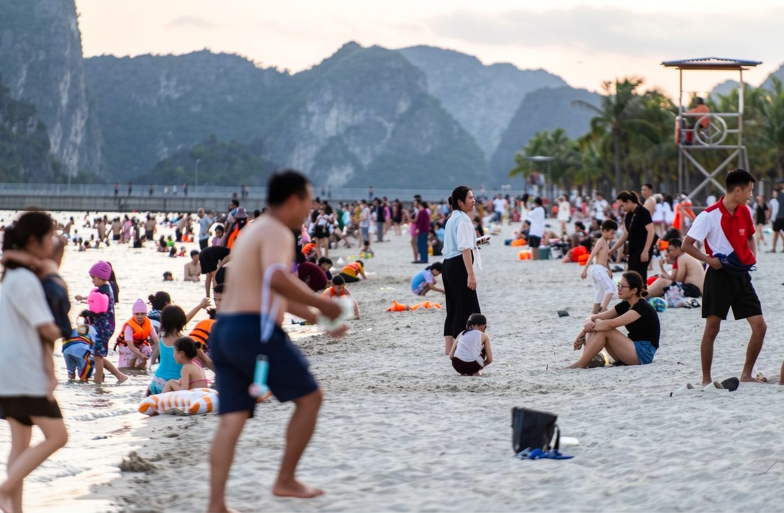 No nuc di bien Ha Long khi thoi tiet nang nong hinh anh