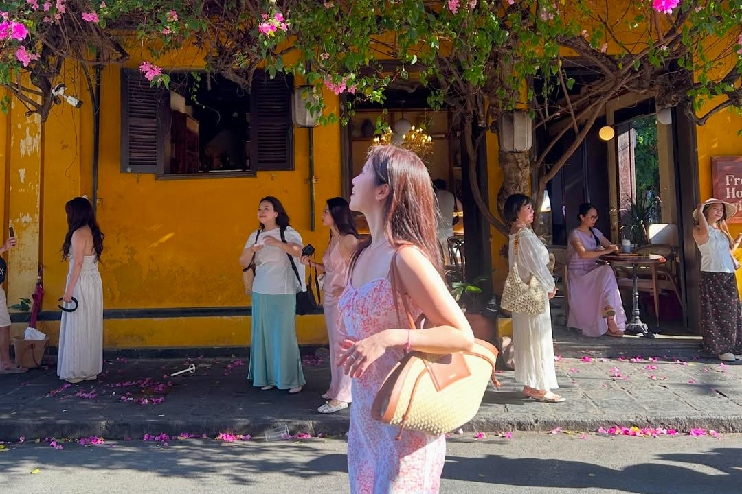 Ca si Han Quoc me man hoa giay Hoi An hinh anh