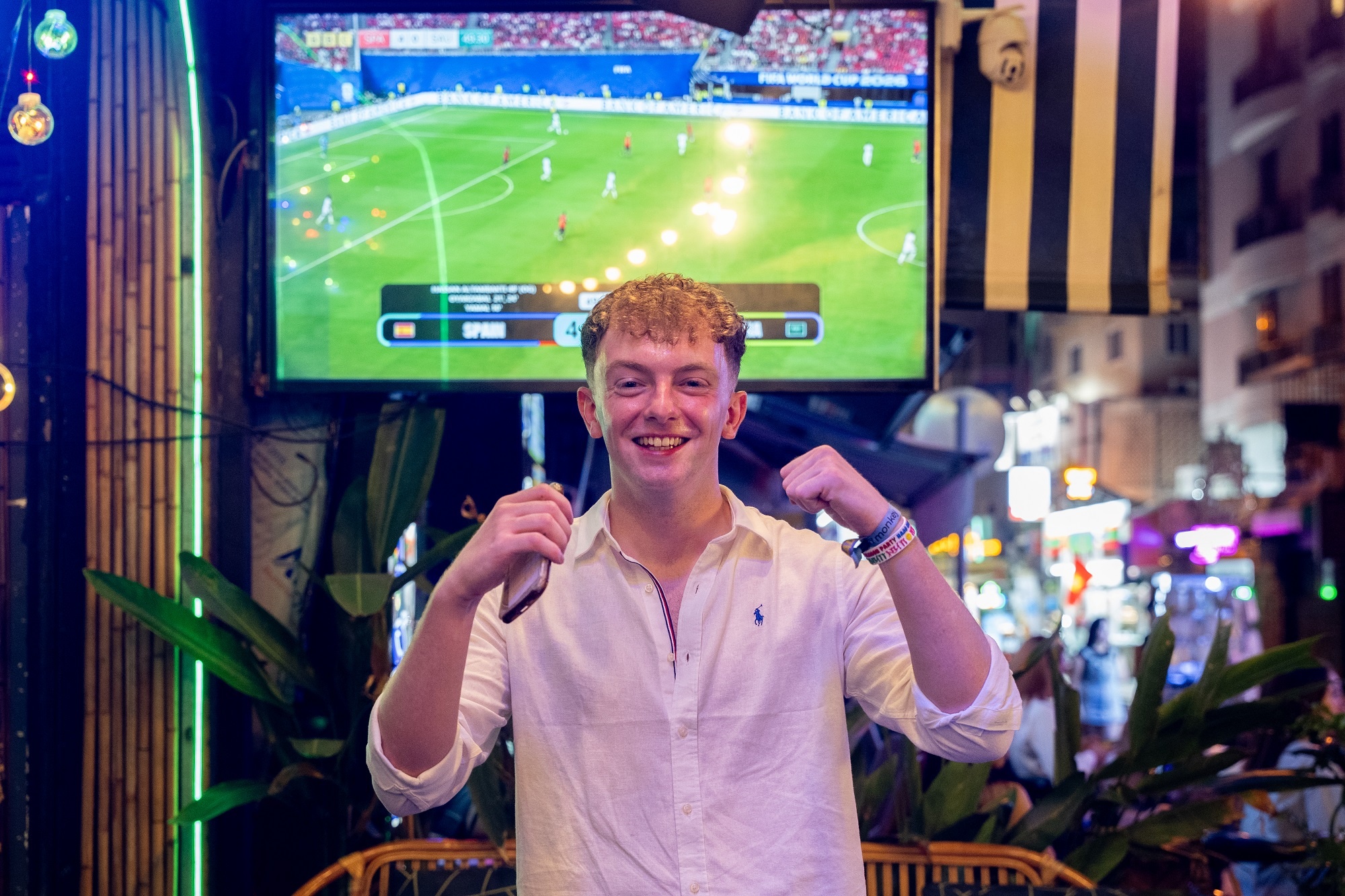 Khach Tay 'do' can ly, xem World Cup den sang o quan bar Bui Vien hinh anh