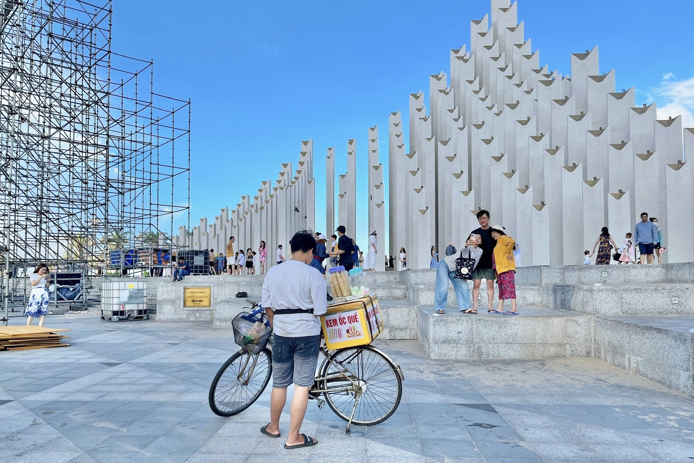 Hang rong trai phep van tap nap o cong vien nghin ty Vung Tau hinh anh