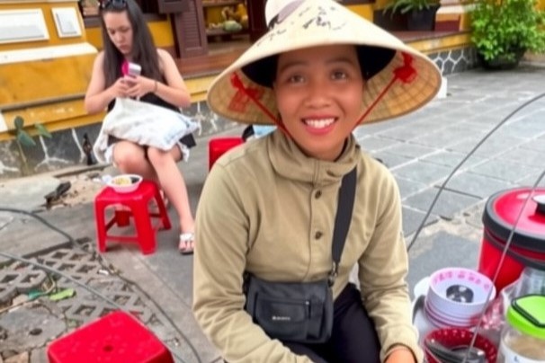 Nguoi ban tau pho noi tieng Thai, Trung, Anh dat 3,7 trieu luot xem hinh anh