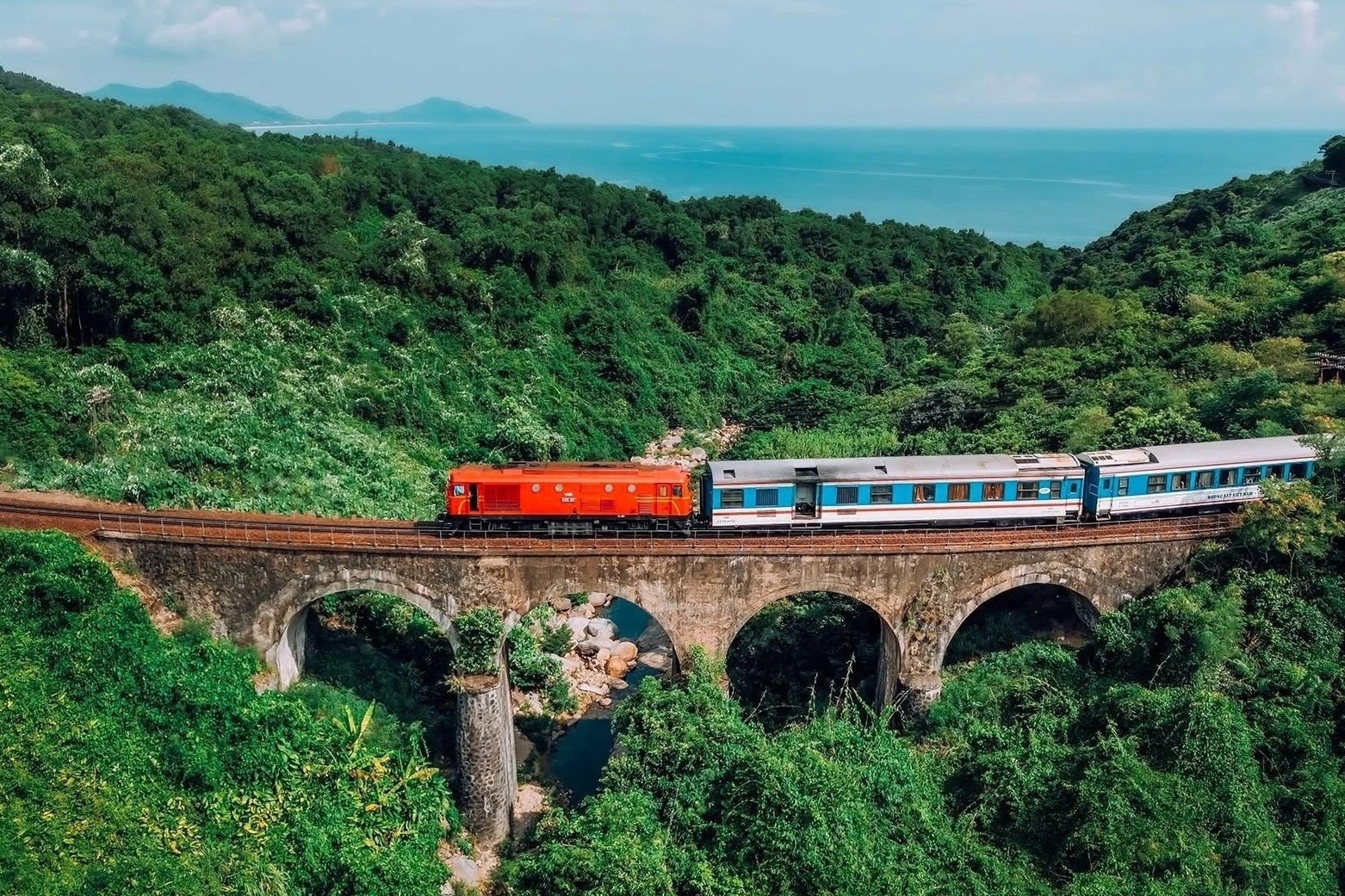 Sap co chuyen tau 4 tieng di xuyen di san Hue - Phong Nha hinh anh