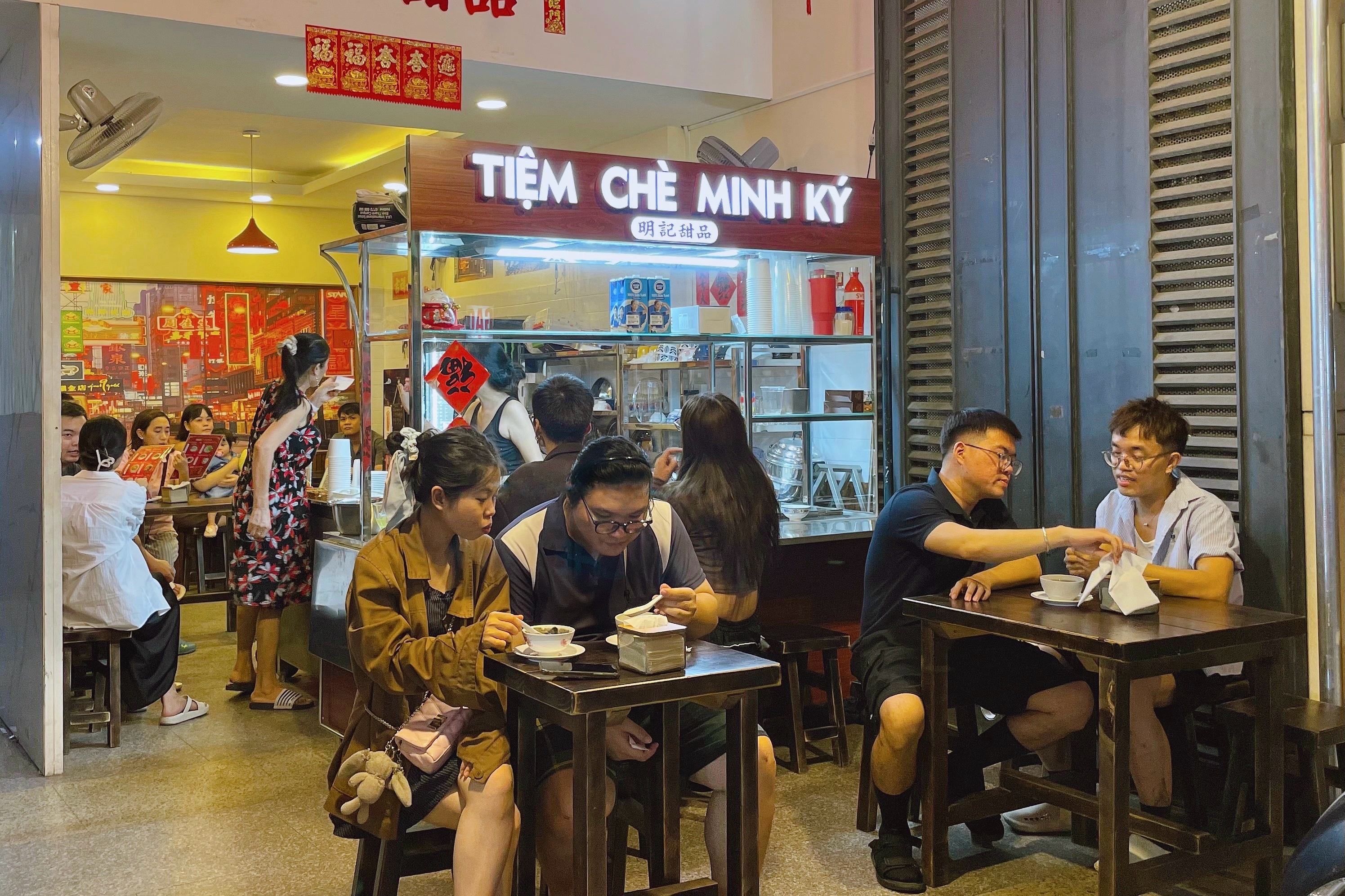 Trấn Th&agrave;nh,  ch&egrave; người Hoa,  qu&aacute;n ăn TP.HCM ảnh 1