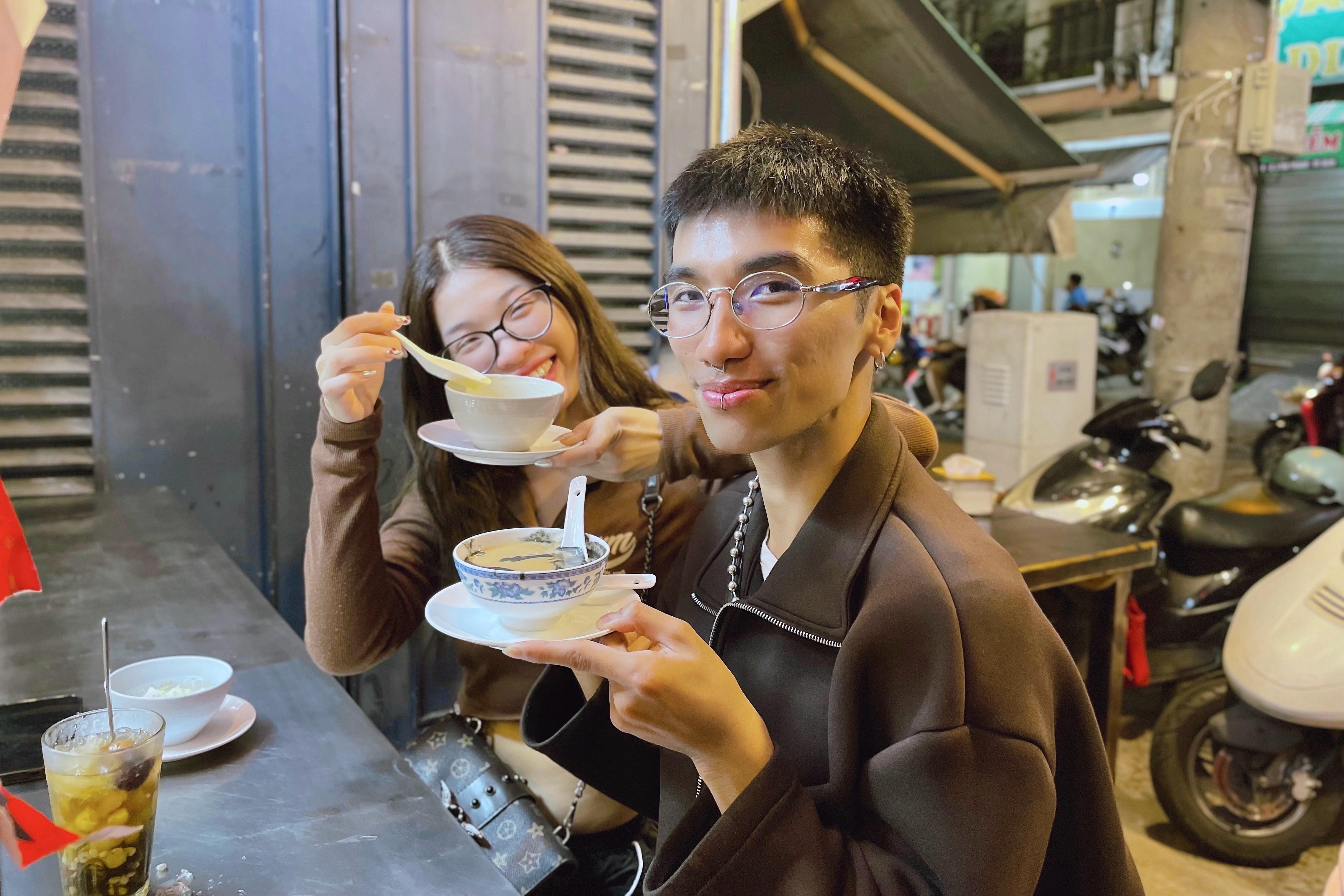 Trấn Th&agrave;nh,  ch&egrave; người Hoa,  qu&aacute;n ăn TP.HCM ảnh 4