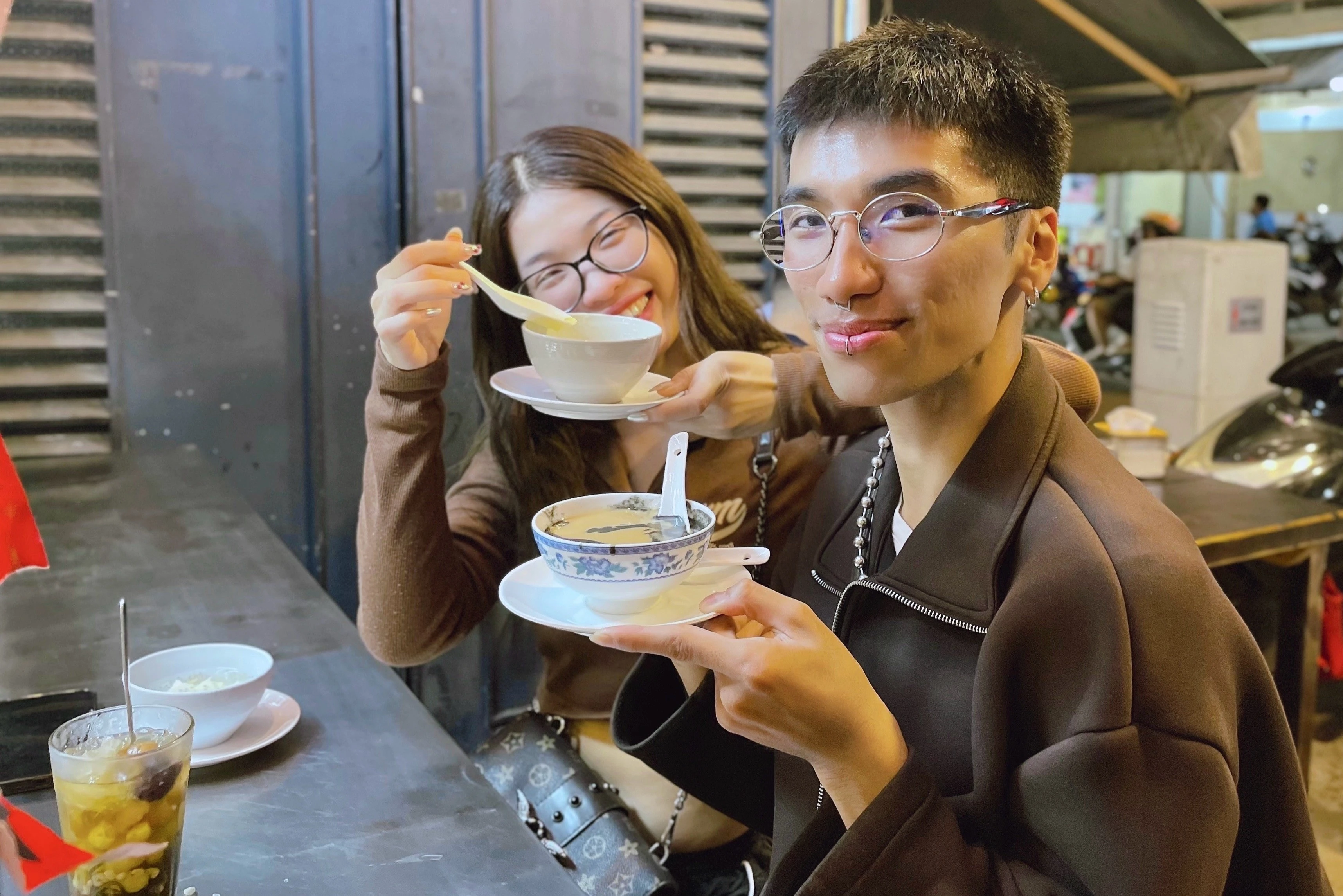 Quán chè Hoa ở TP.HCM quá tải sau bài đăng của Trấn Thành