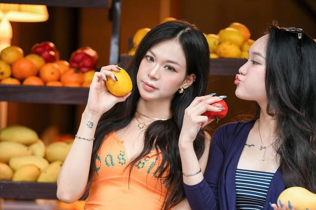 Xếp hàng chụp ảnh tại quán cà phê có sạp hoa quả ở Hà Nội