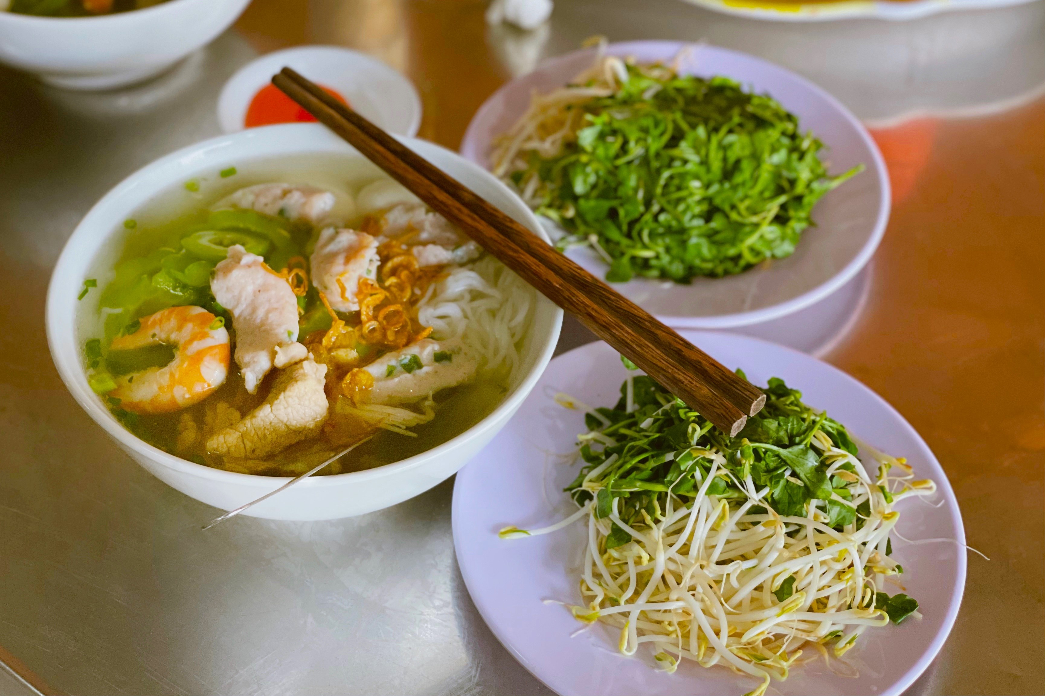 Quán bún cá ở TP.HCM đông nườm nượp nhờ Trấn Thành review