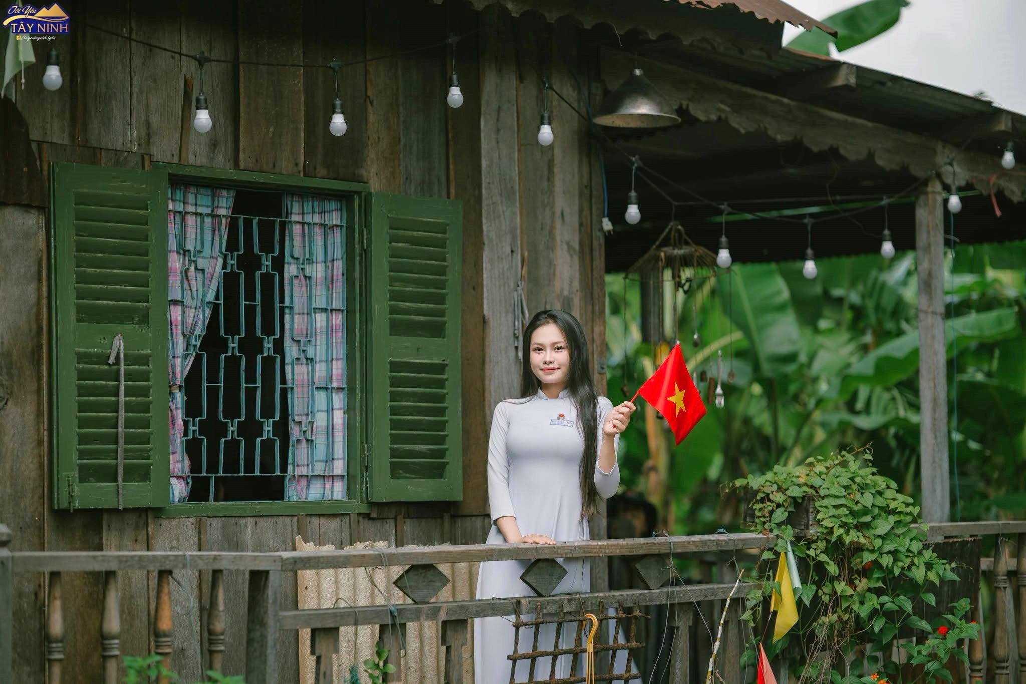Kéo đến chụp ảnh tại 'nhà ông nội' trong phim của Huỳnh Lập