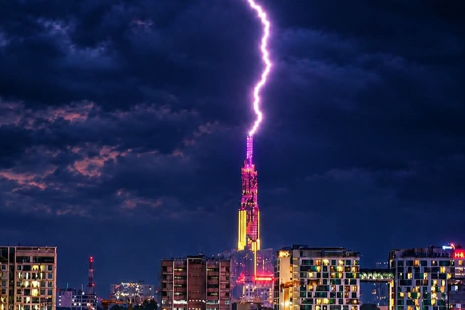 Chờ 6 năm 'săn' ảnh tia sét đánh trúng đỉnh Landmark 81