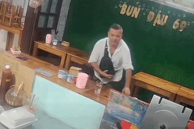 Khách Nga bật khóc, cúi đầu khi quán ăn ở Phú Quốc tặng lon bia
