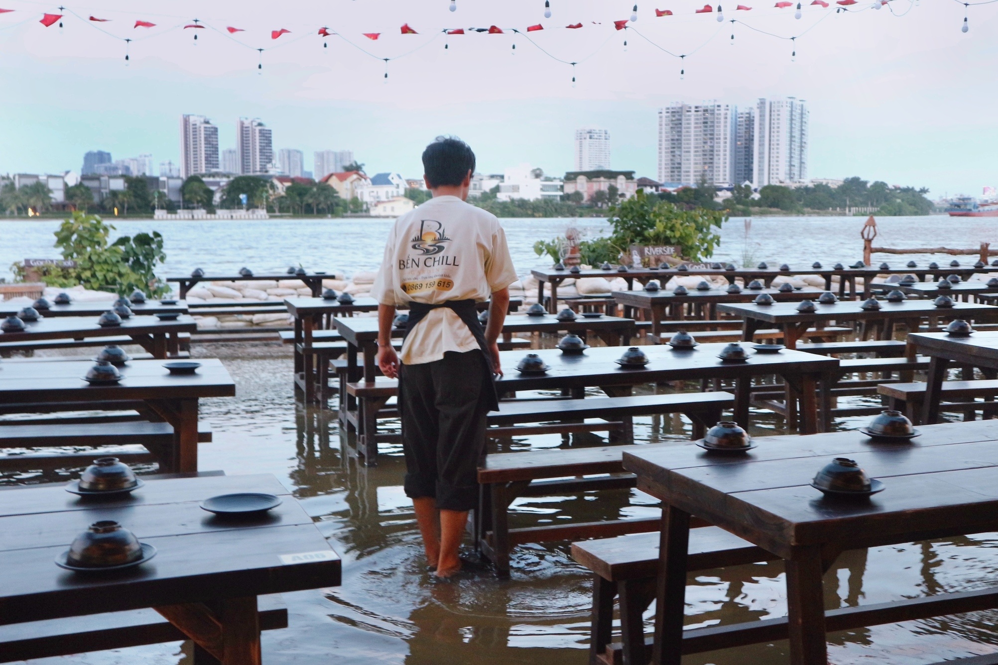 Nhà hàng ở TP.HCM ngập sâu, đưa đón khách bằng thuyền tự chế