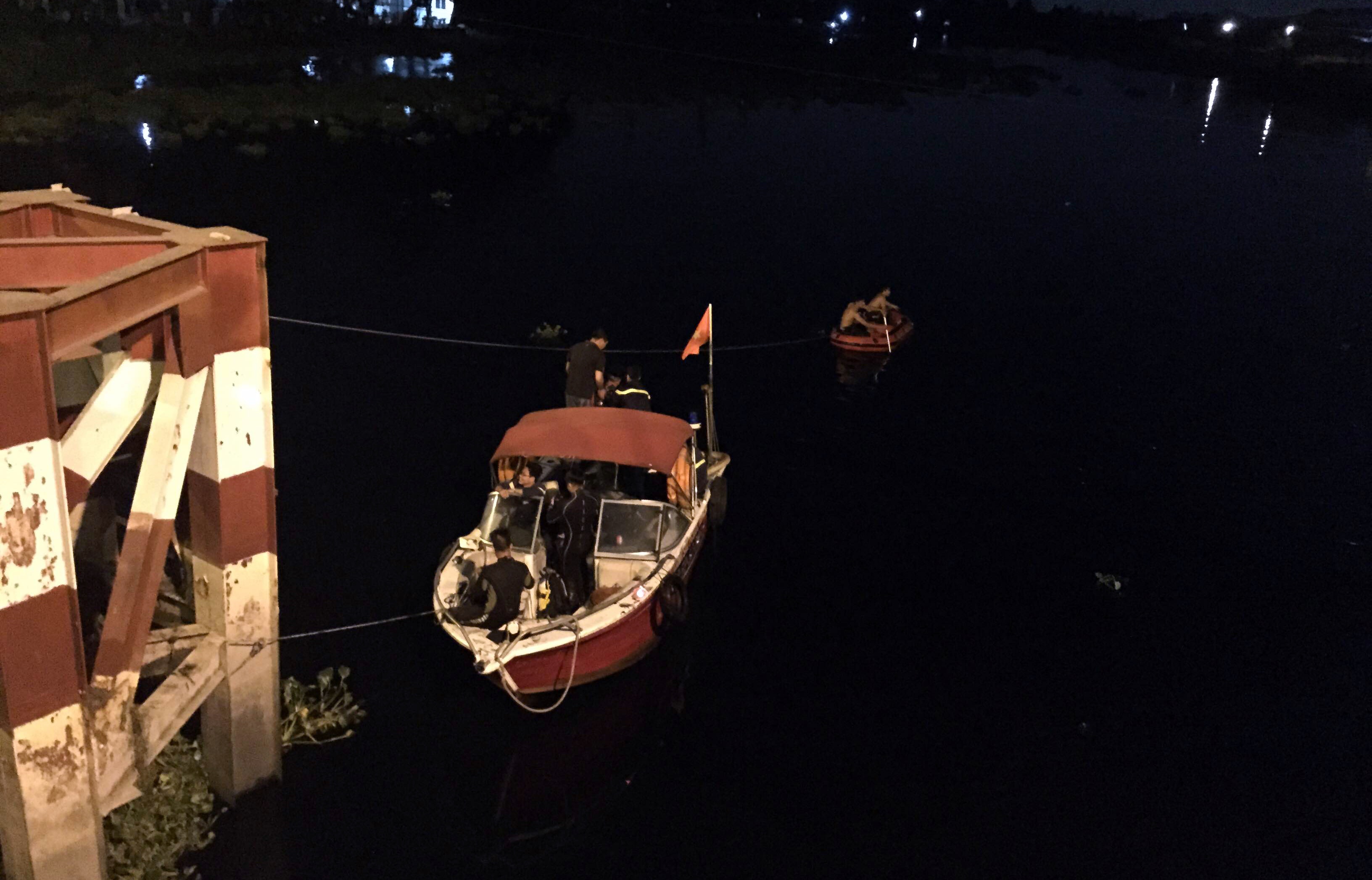 Canh sat suot dem tim doi tinh nhan nhay song o Sai Gon hinh anh