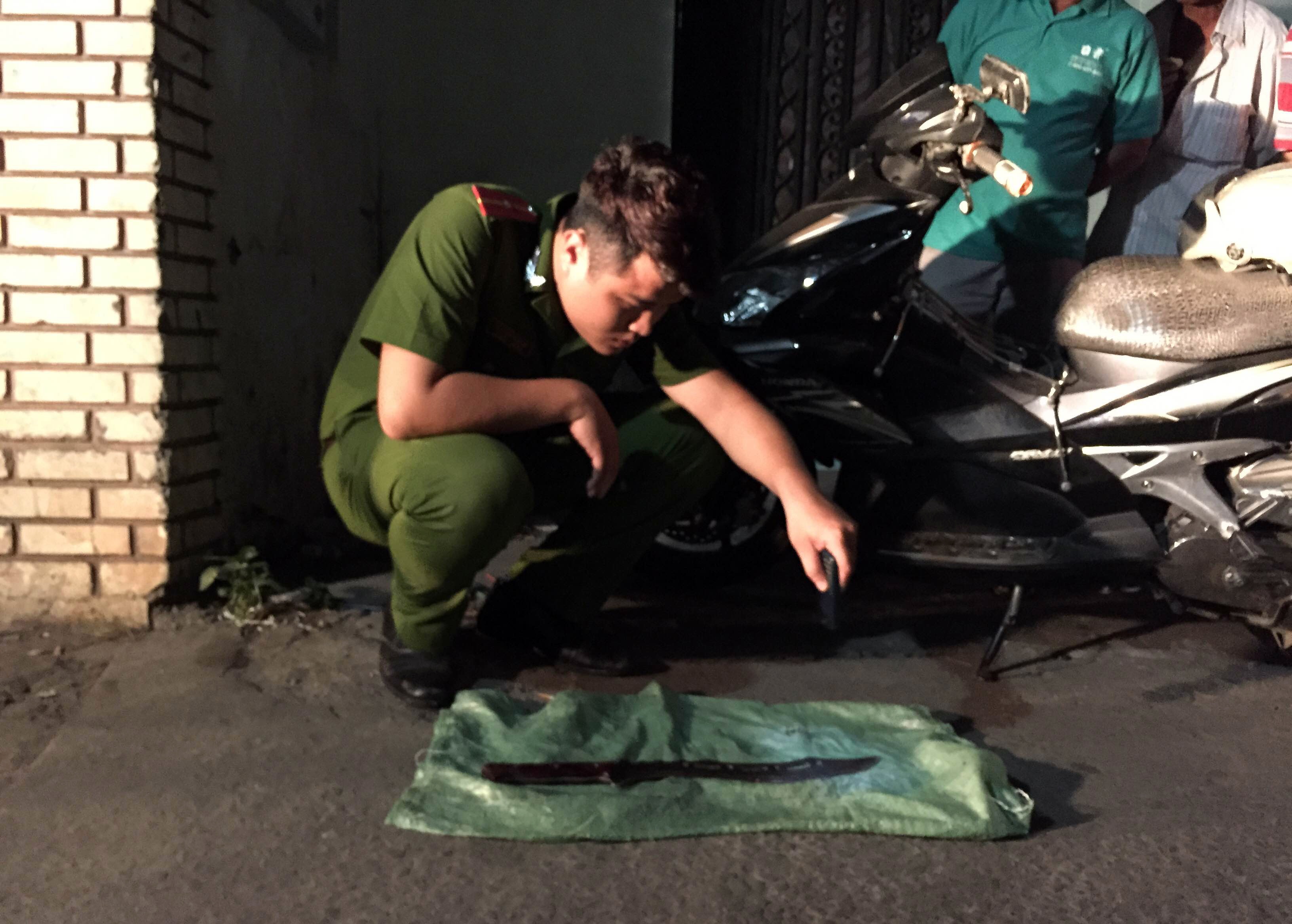 Thanh nien bi chem gan dut lia canh tay o Sai Gon hinh anh