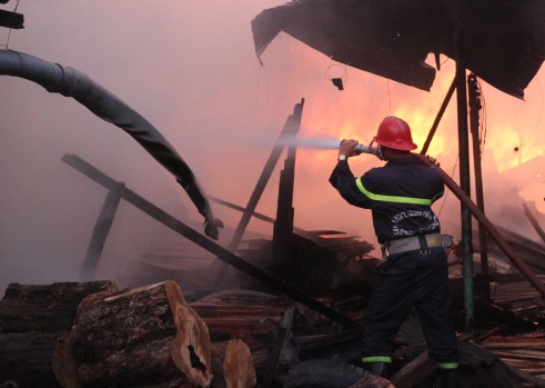 100 chien si chua chay xuong go rong 1.000 m2 hinh anh