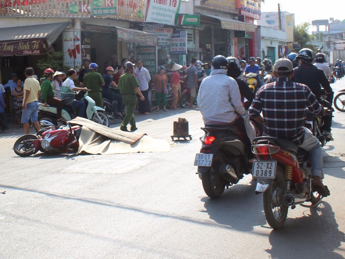 Tong chet co gai, tai xe lai xe them 300 m moi dung hinh anh