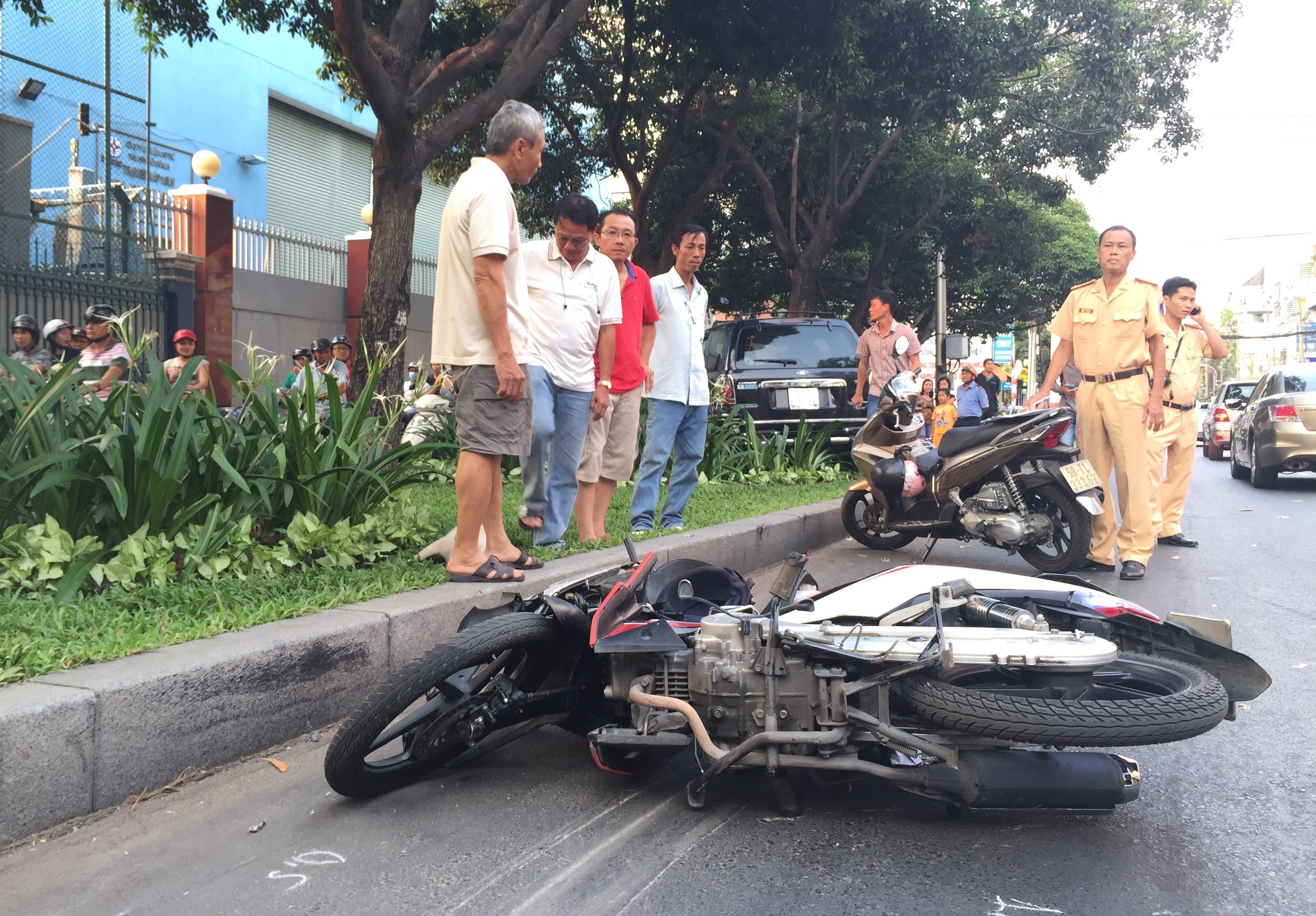 Chay xe may nguoc chieu, bi oto tong nguy kich hinh anh