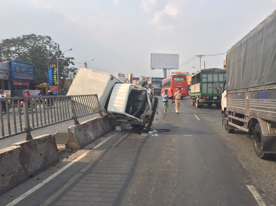 xe buýt đâm xe tải ảnh 1 xe buyt dam xe tai anh 1