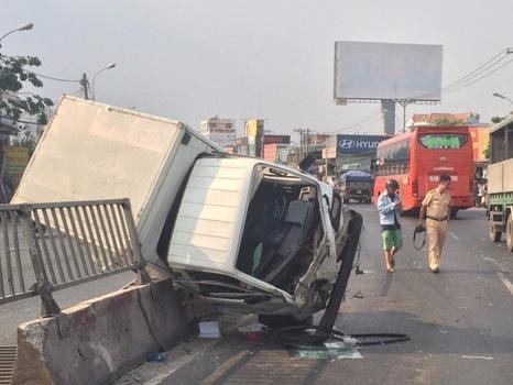 Xe buyt dam xe tai lat nhao, 4 nguoi mac ket keu cuu hinh anh