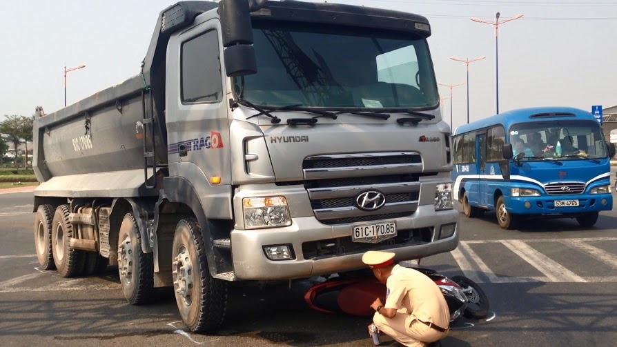 2 co gai song sot ky dieu duoi gam xe ben hinh anh