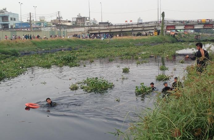 3 gio ngup lan duoi dong nuoc den tim nguoi nhay kenh hinh anh