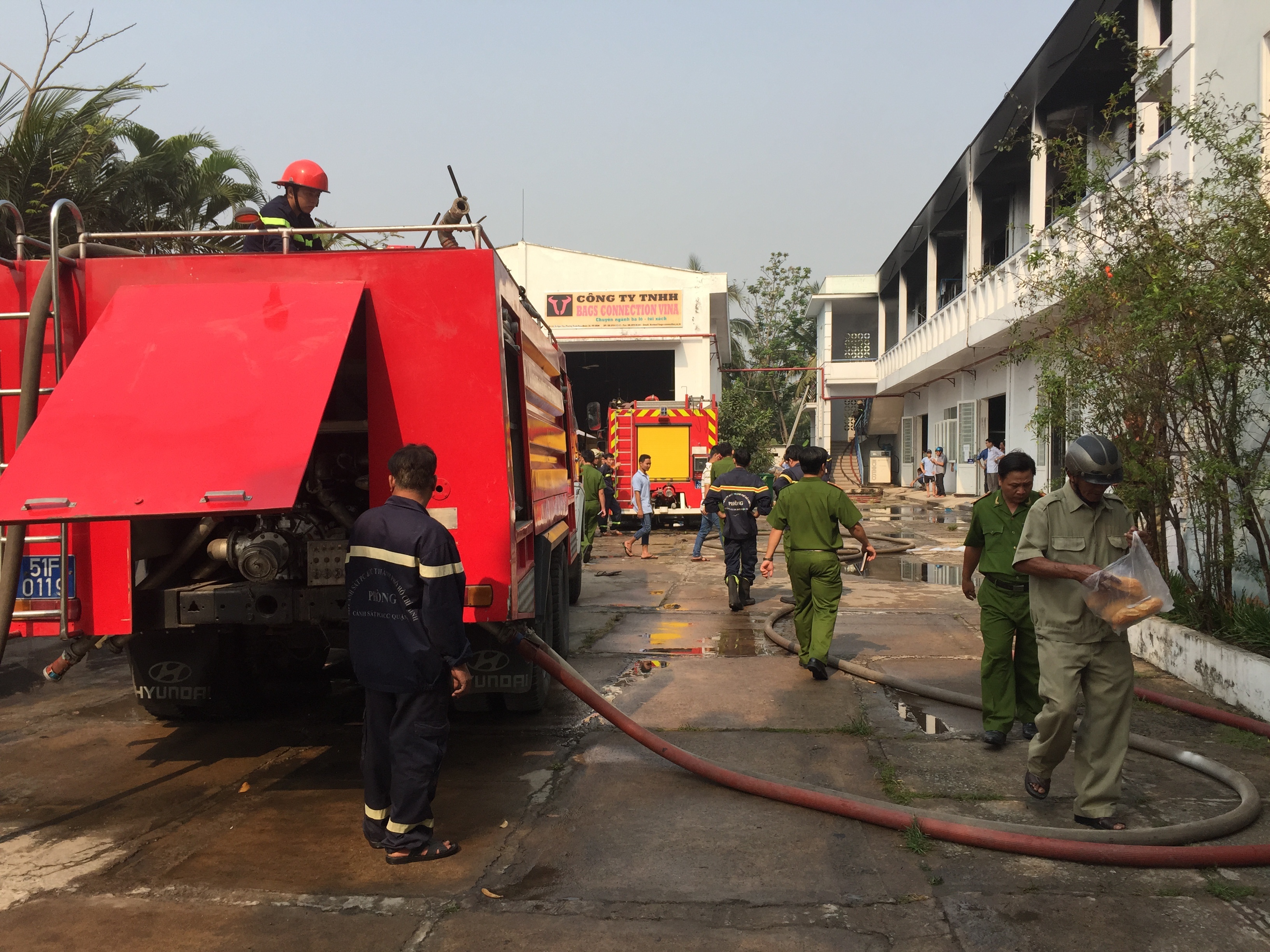 hon 200 nguoi chua chay xuong may anh 1