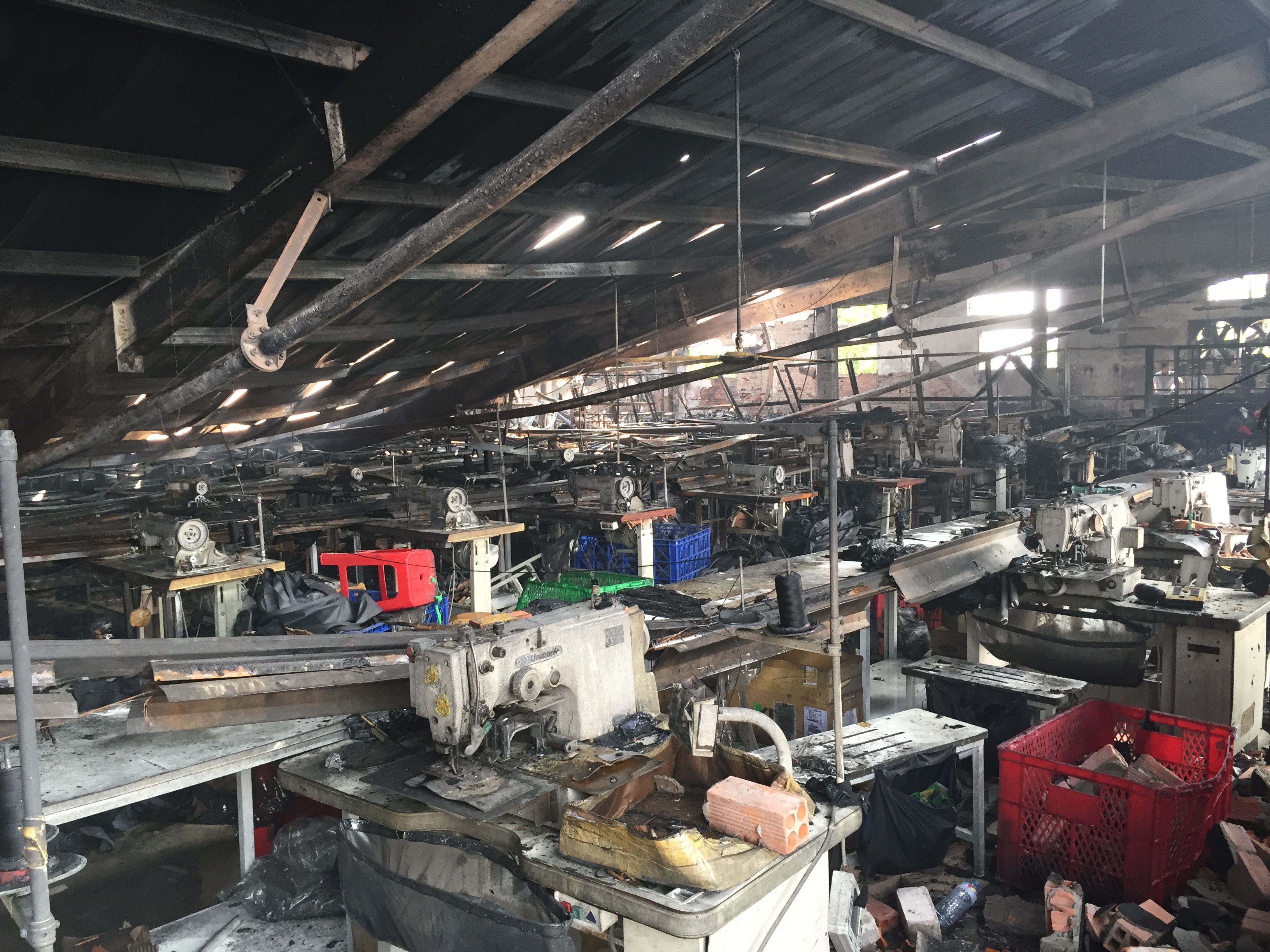 Hon 200 nguoi chua chay xuong may o Sai Gon hinh anh