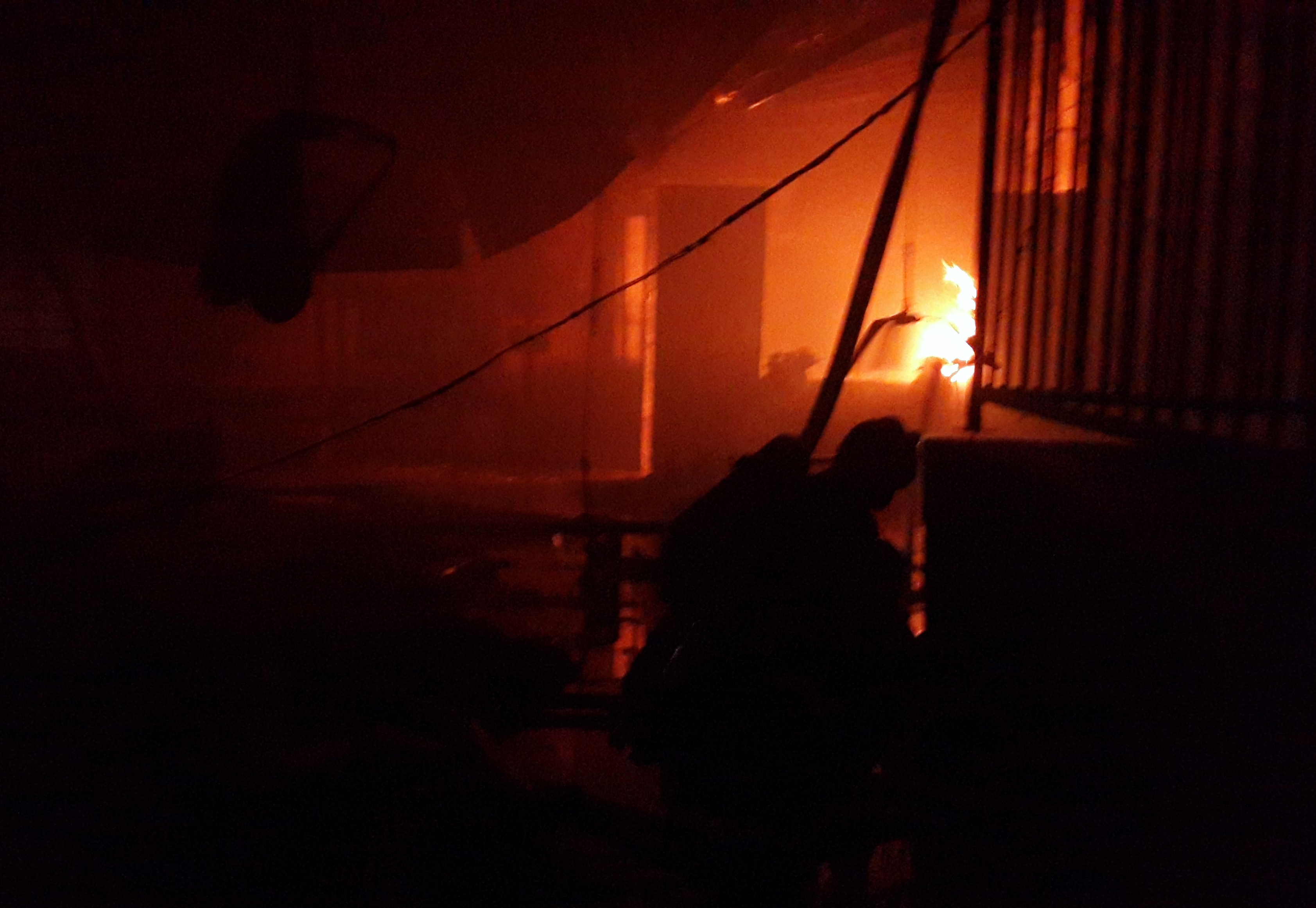 Gan 3 gio dap tat dam chay xuong giay o Sai Gon hinh anh