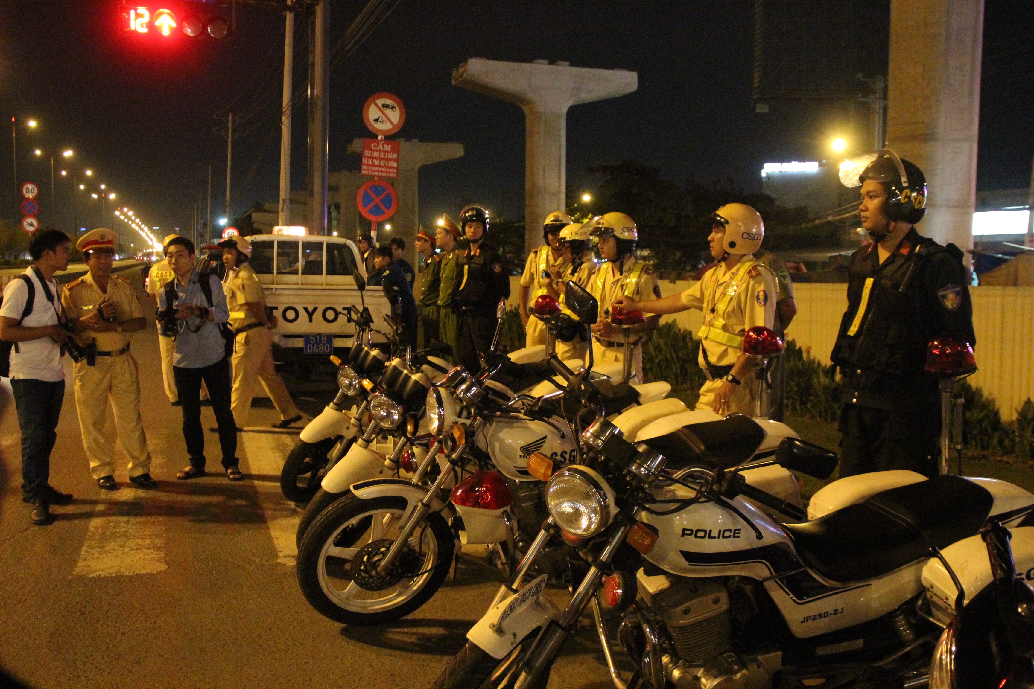 Canh sat TP HCM ra quan dep nan dua xe trai phep hinh anh