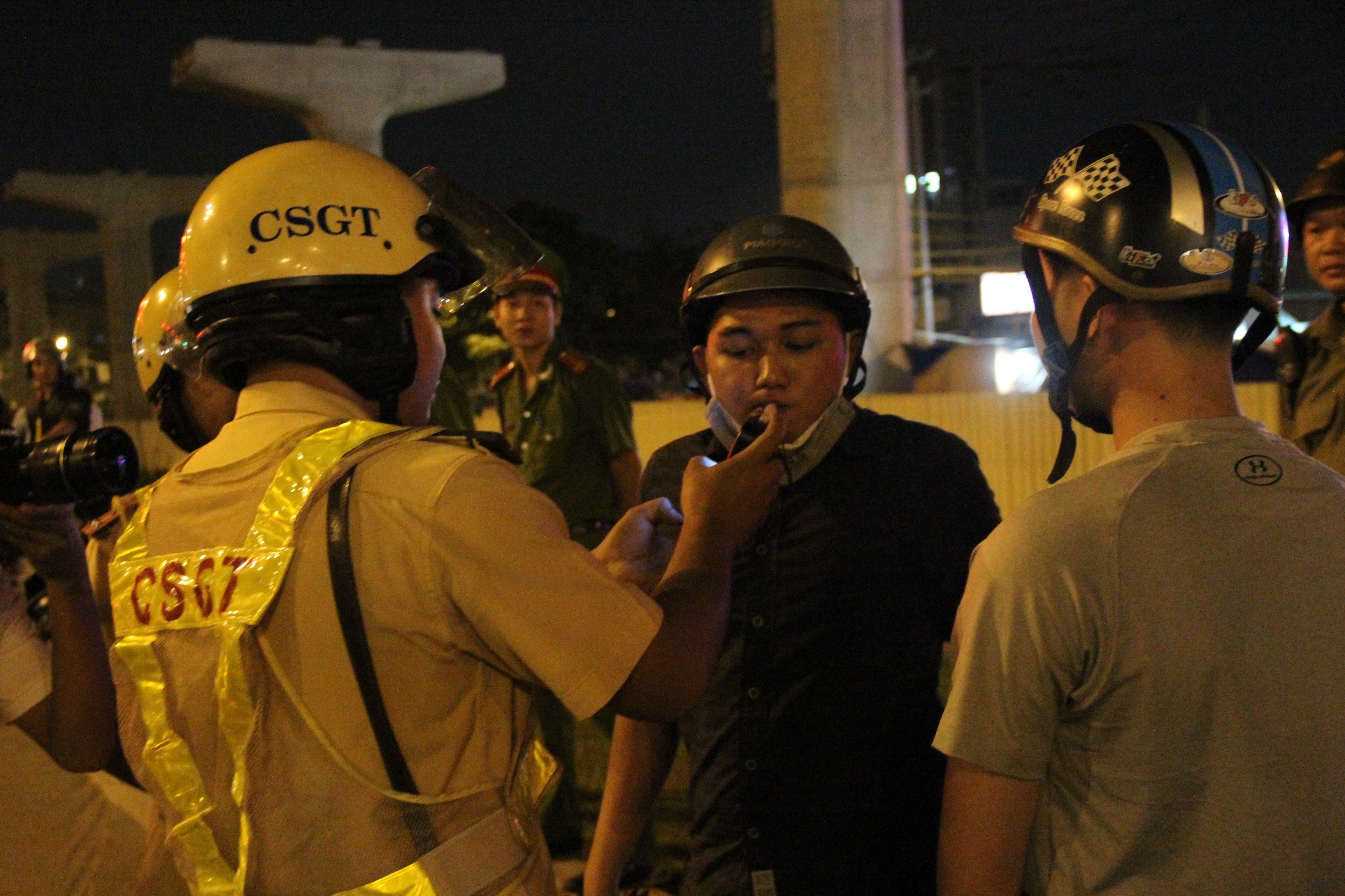 CSGT ra quan xu ly dua xe anh 2