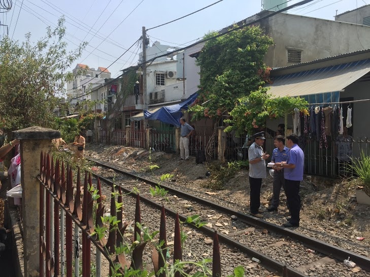 Bi tau hoa keo 100 m khi bang qua duong ray mua thuoc hinh anh