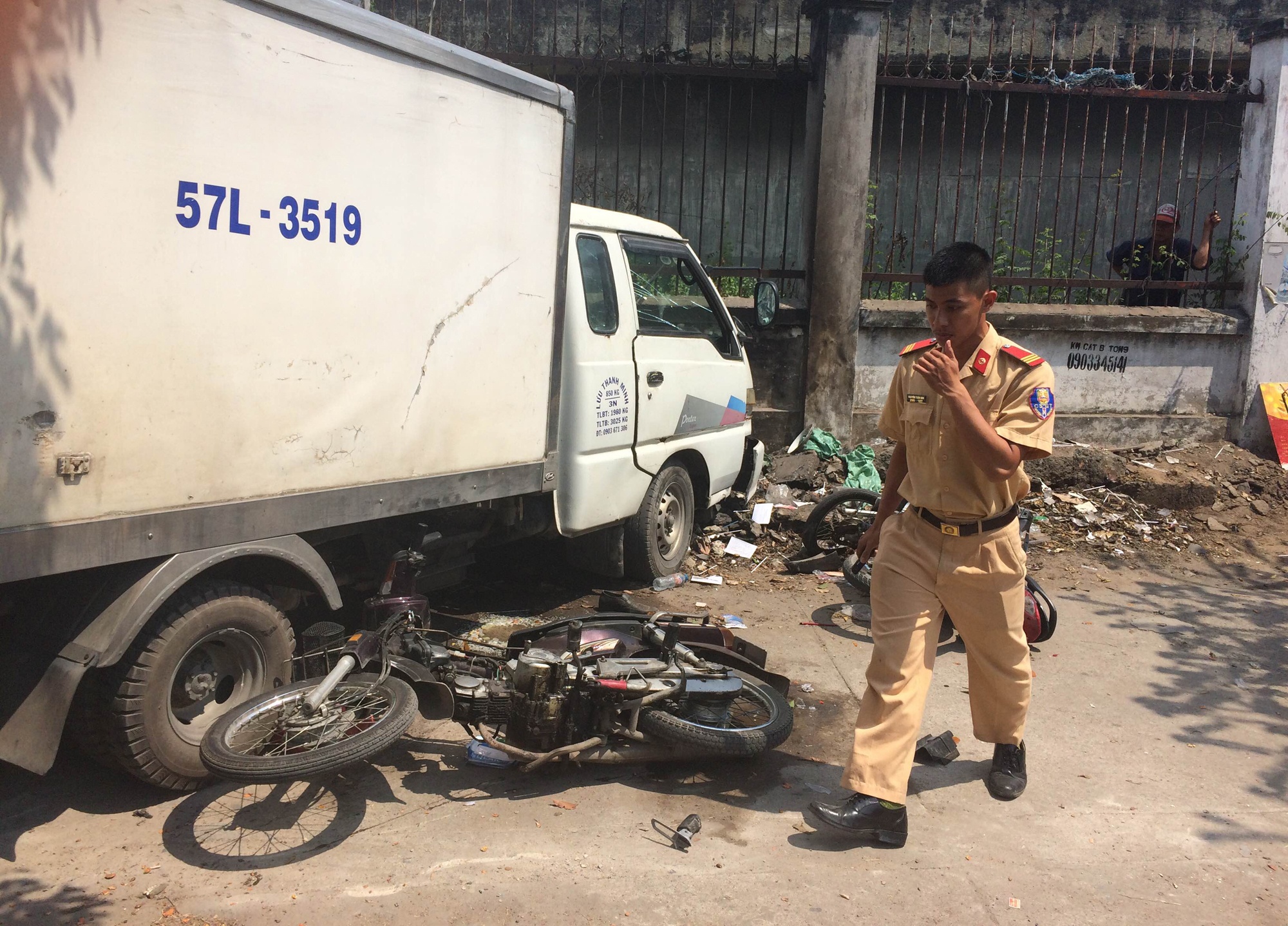 Xe tai lao qua duong nguoc chieu, keo le hai xe may hinh anh