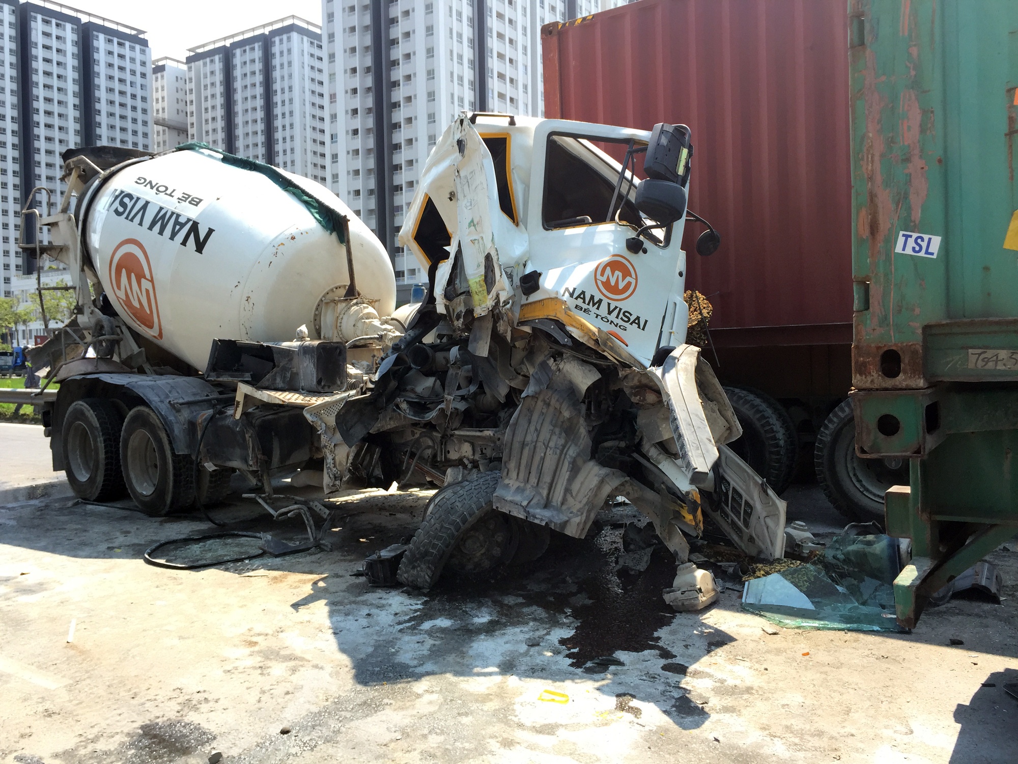 1 gio giai cuu tai xe ket trong xe bon bien dang, boc khoi hinh anh