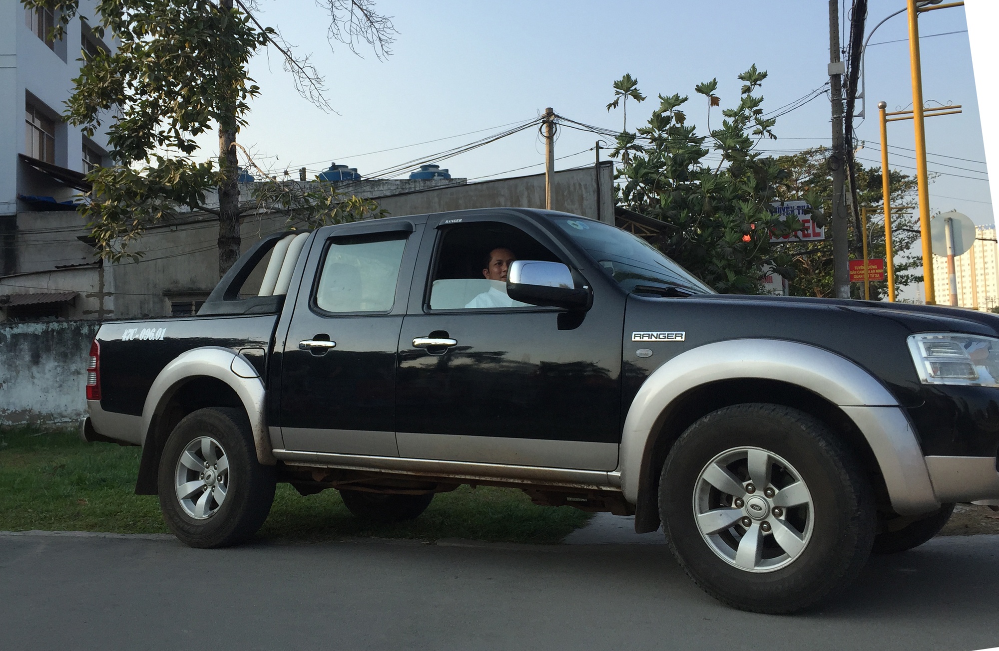 Tai xe danh nga ke pha khoa oto trom tui xach hinh anh