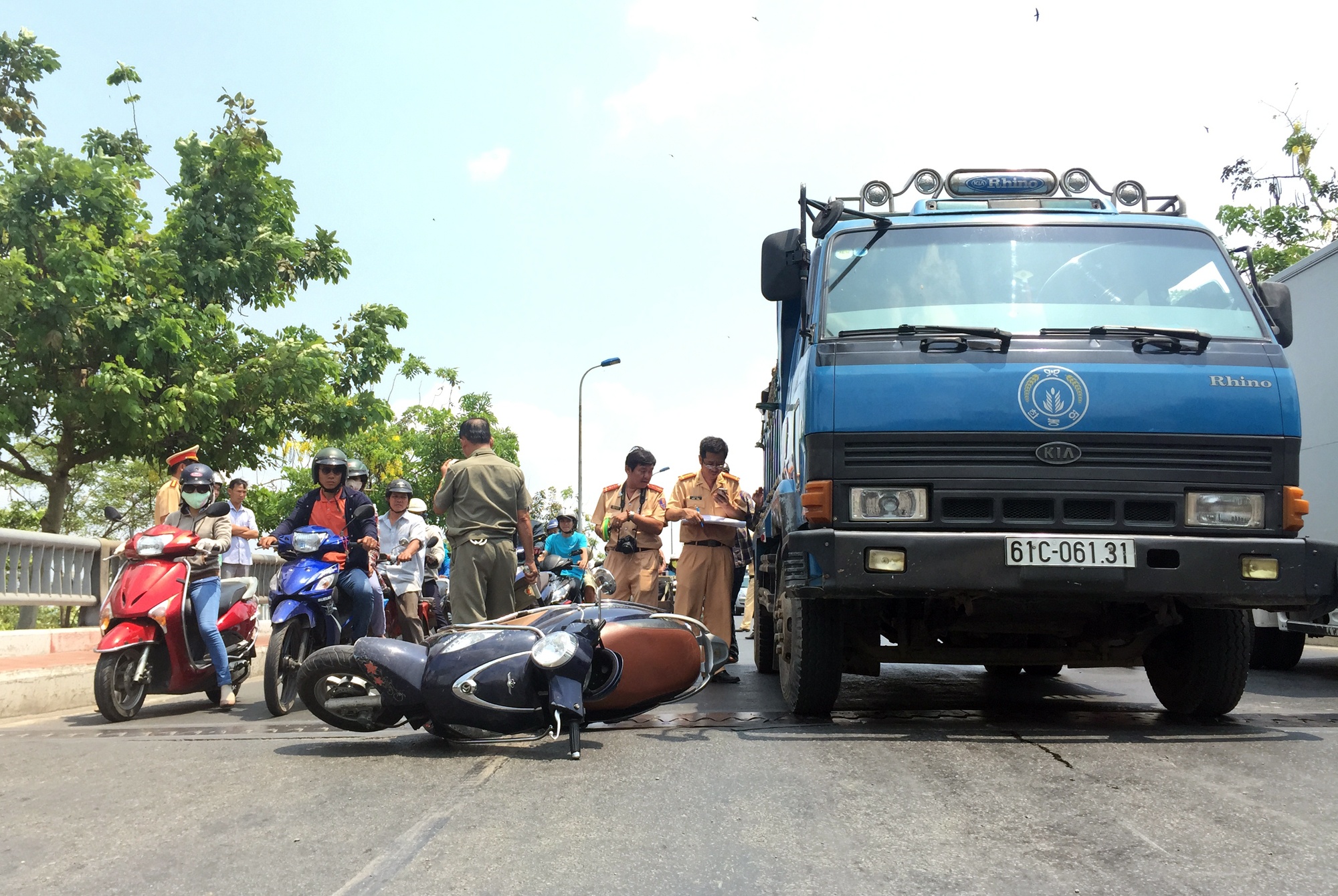 Nu sinh gao khoc vi bi xe ben can gay chan hinh anh