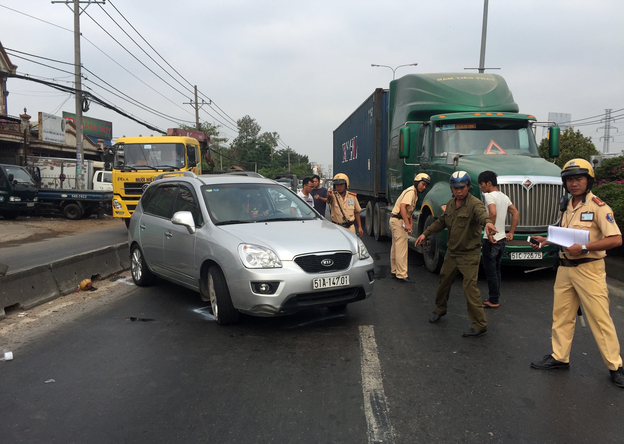 Xe container va cham oto 7 cho, quoc lo 1 un u nhieu km hinh anh