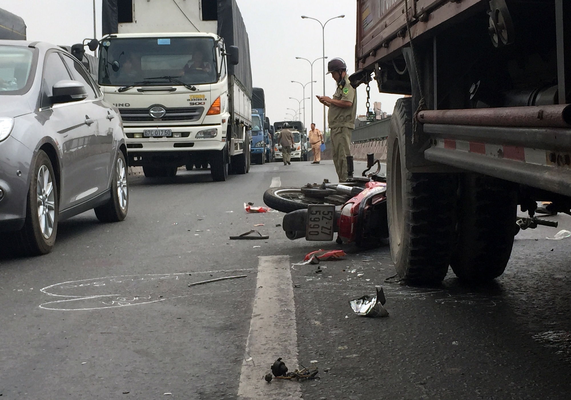 Chay xe may trong lan oto, thanh nien bi can tu vong hinh anh